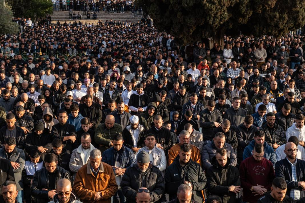 İsrail’in kısıtlamalarına rağmen akın ettiler: 120 Bin Filistinli Mescid-i Aksa’da saf tuttu - Resim: 35